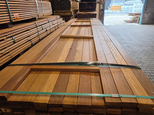 Ca. 140x guyana teak planken geschaafd, 27x70mm, 84/460cm, 56/490cm - afbeelding 1 van  3