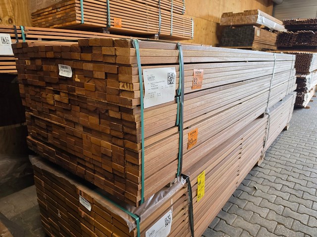 Ca. 140x guyana teak planken geschaafd, 27x70mm, 84/460cm, 56/490cm - afbeelding 2 van  3
