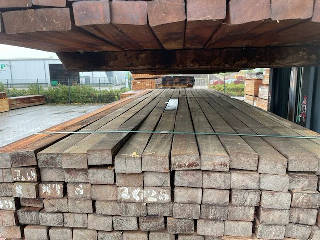 Ca. 140x hardhouten onderliggers geschaafd, 40x70mm, lengte 305cm - afbeelding 1 van  3