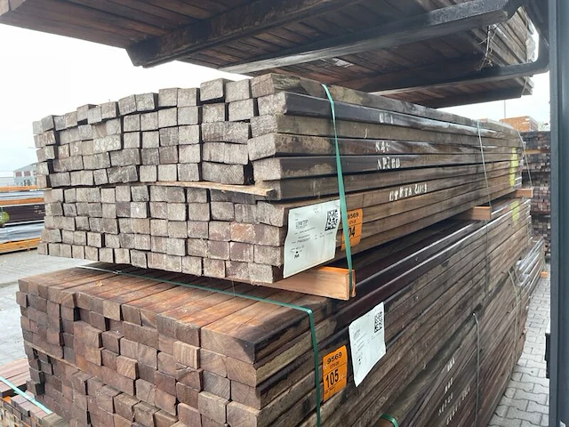 Ca. 140x hardhouten onderliggers geschaafd, 40x70mm, lengte 305cm - afbeelding 2 van  3