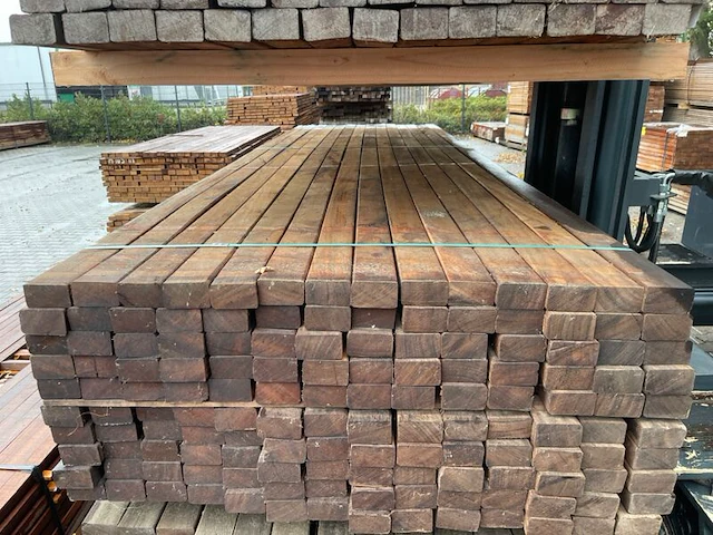 Ca. 140x hardhouten onderliggers geschaafd, 40x70mm, lengte 335cm - afbeelding 1 van  3