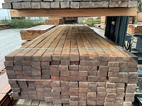 Ca. 140x hardhouten onderliggers geschaafd, 40x70mm, lengte 335cm
