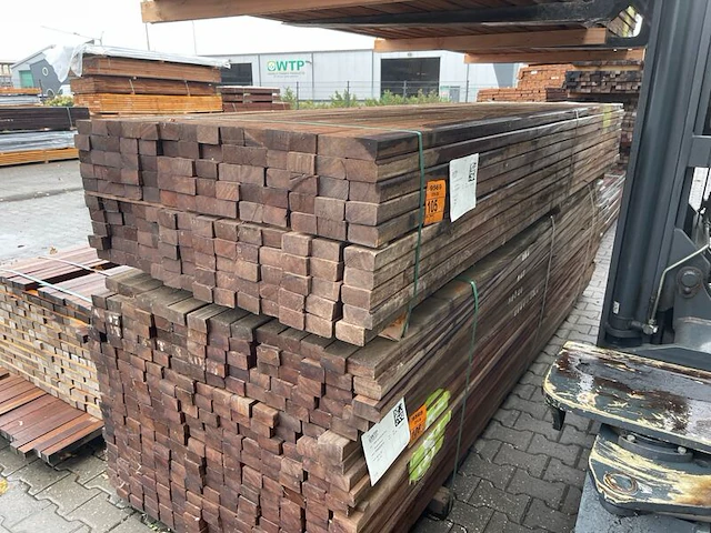 Ca. 140x hardhouten onderliggers geschaafd, 40x70mm, lengte 335cm - afbeelding 2 van  3