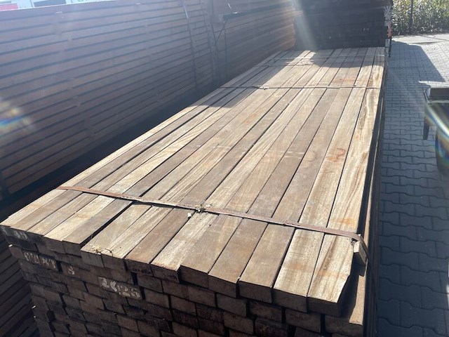 Ca. 140x hardhouten regels geschaafd, 40x70mm, lengte 305cm - afbeelding 1 van  3
