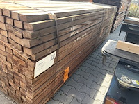 Ca. 140x hardhouten regels geschaafd, 40x70mm, lengte 305cm - afbeelding 2 van  3