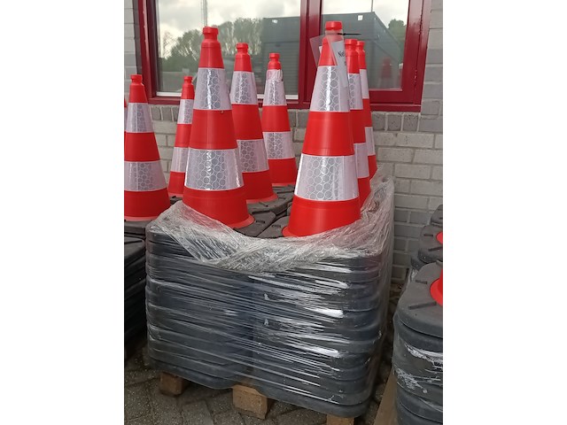 Ca. 140x pilonnen - afbeelding 2 van  2