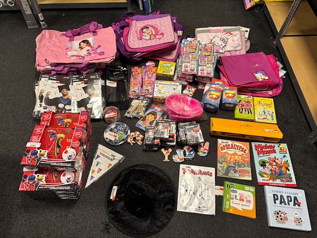 Ca. 140x speelgoed, playmobil, l.o.l. etc. - afbeelding 1 van  5