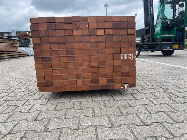 Ca. 141x angelim pedra onderliggers geschaafd, 45x68mm, lengte 300cm - afbeelding 2 van  3
