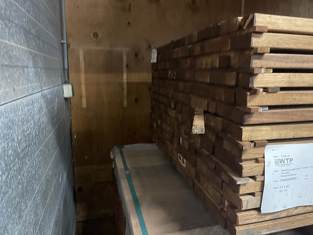 Ca. 141x guyana teak latten geschaafd, 27x40mm, lengte 305cm - afbeelding 3 van  3