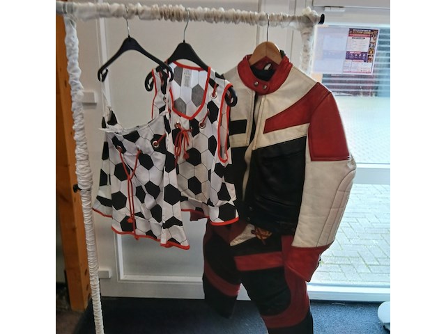 Ca. 141x voetbal pakjes en sportkleding - afbeelding 2 van  3