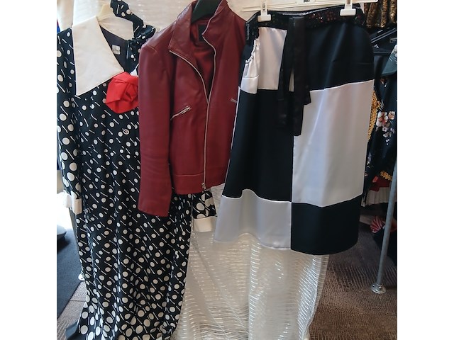 Ca. 141x zwart wit feestkleding en rockkleding - afbeelding 5 van  7