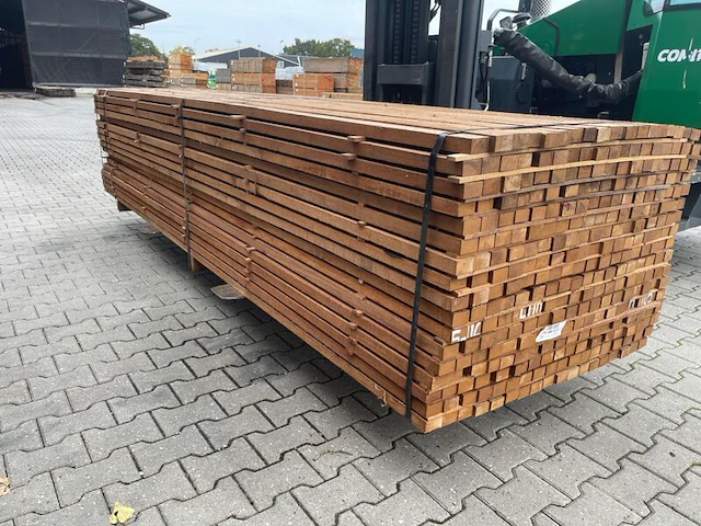 Ca. 144x guyana teak latten fijnbezaagd, 31x50mm, lengte 335cm - afbeelding 2 van  3