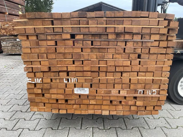 Ca. 144x guyana teak latten fijnbezaagd, 31x50mm, lengte 335cm - afbeelding 3 van  3