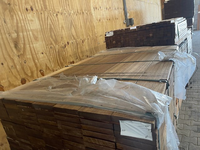 Ca. 147x guyana teak planken geschaafd, 25x145mm, lengte 155cm - afbeelding 1 van  3