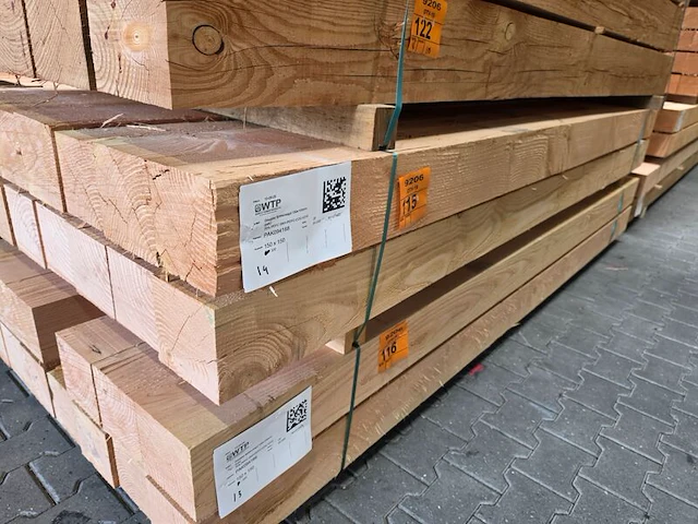Ca. 14x douglas staanders fijnbezaagd, 150x150mm, lengte 300cm - afbeelding 4 van  4