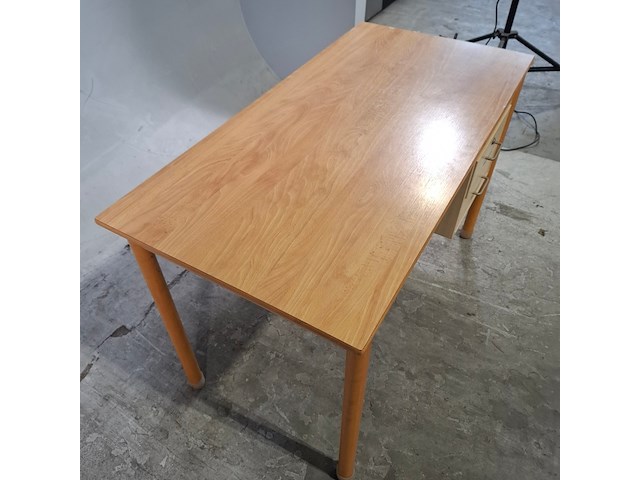 Ca. 14x kantinetafel en 1x bureau, o.a. schilte - afbeelding 2 van  10