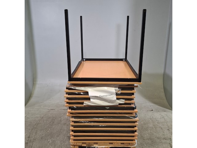 Ca. 14x kantinetafel en 1x bureau, o.a. schilte - afbeelding 1 van  10