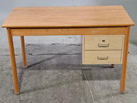 Ca. 14x kantinetafel en 1x bureau, o.a. schilte - afbeelding 7 van  10