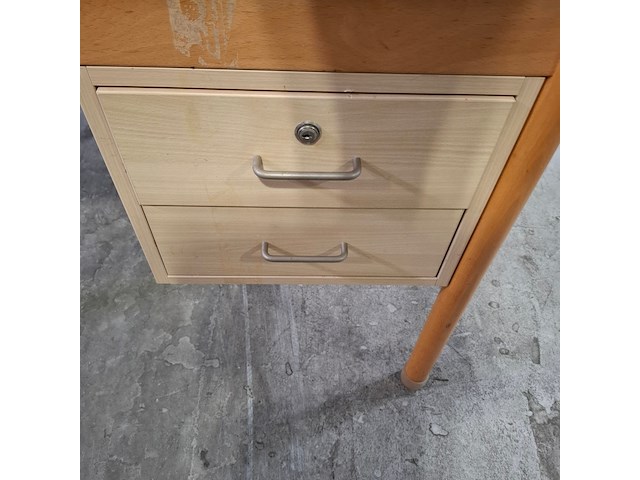 Ca. 14x kantinetafel en 1x bureau, o.a. schilte - afbeelding 8 van  10