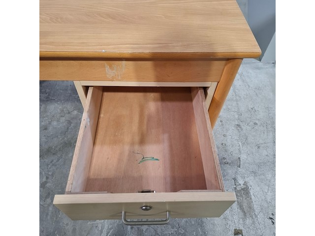 Ca. 14x kantinetafel en 1x bureau, o.a. schilte - afbeelding 9 van  10