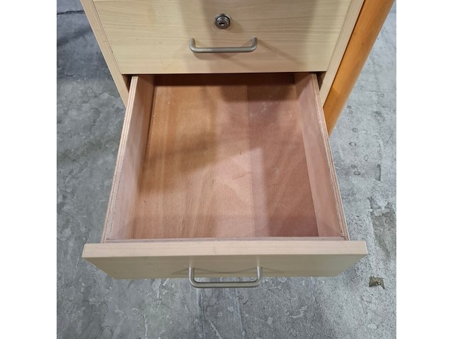 Ca. 14x kantinetafel en 1x bureau, o.a. schilte - afbeelding 10 van  10
