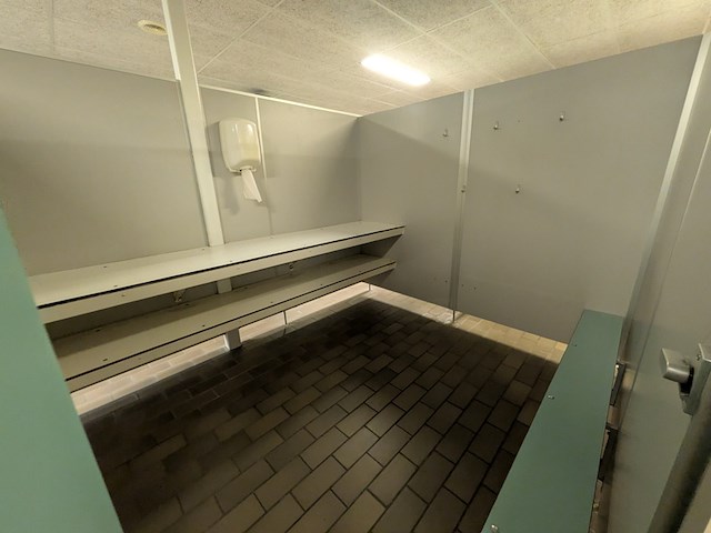 Ca. 15 meter dubbelzijdige kleedruimte-module — 23x kleedkamer - afbeelding 5 van  17