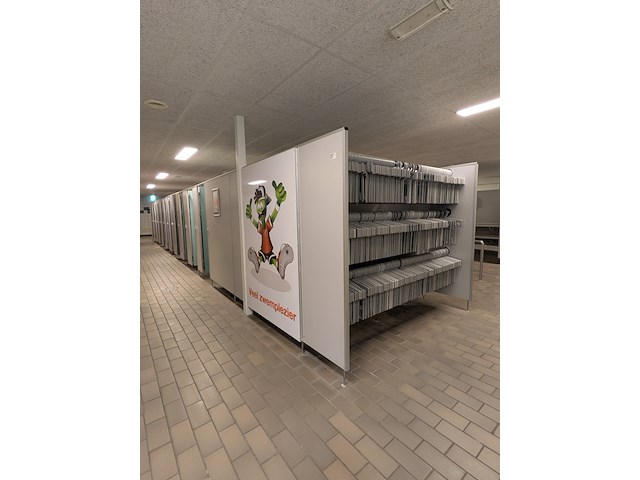 Ca. 15 meter dubbelzijdige kleedruimte-module — 23x kleedkamer - afbeelding 1 van  17