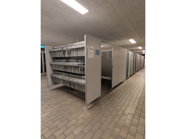 Ca. 15 meter dubbelzijdige kleedruimte-module — 23x kleedkamer - afbeelding 10 van  17