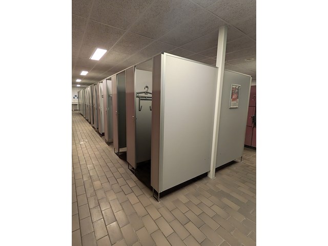 Ca. 15 meter dubbelzijdige kleedruimte-module — 23x kleedkamer - afbeelding 11 van  17