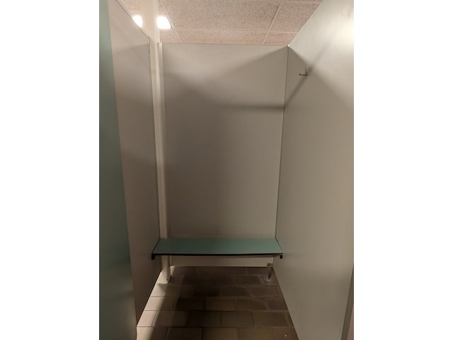 Ca. 15 meter dubbelzijdige kleedruimte-module — 23x kleedkamer - afbeelding 13 van  17