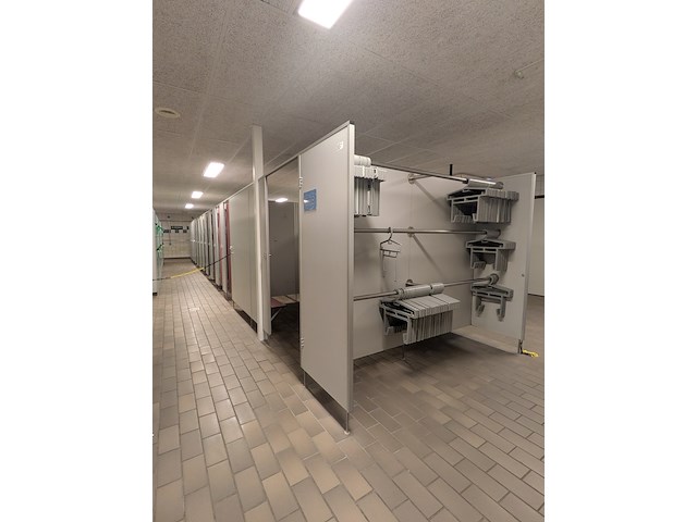 Ca. 15 meter dubbelzijdige kleedruimte-module — 23x kleedkamer - afbeelding 1 van  11