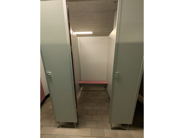 Ca. 15 meter dubbelzijdige kleedruimte-module — 23x kleedkamer - afbeelding 7 van  11