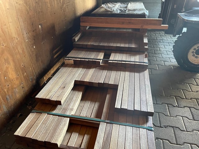 Ca. 150x guyana teak palen geschaafd, 45x45mm, lengte 16/185cm, 15/215cm, 22/245cm, 24/275cm, 18/305cm, 9/335cm, 11/365cm, 35/395cm - afbeelding 1 van  3