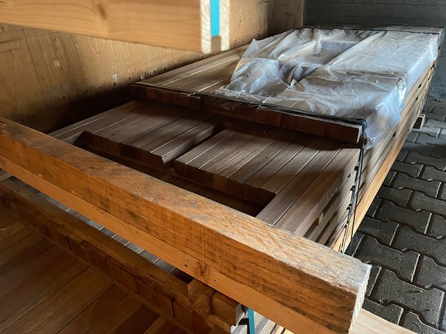 Ca. 150x guyana teak palen geschaafd, 45x45mm, lengte 16/185cm, 15/215cm, 22/245cm, 24/275cm, 18/305cm, 9/335cm, 11/365cm, 35/395cm - afbeelding 2 van  3