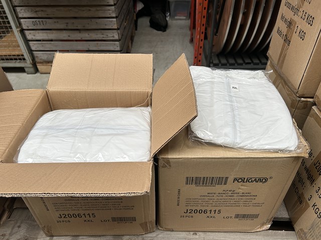 Ca. 150x witte overall, poligard - afbeelding 1 van  4