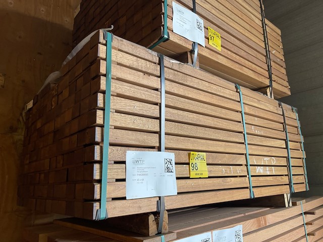 Ca. 151x guyana teak onderliggers geschaafd, 45x68mm, lengte 155cm - afbeelding 4 van  4