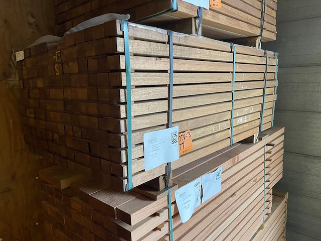 Ca. 151x guyana teak onderliggers geschaafd, 45x68mm, lengte 155cm - afbeelding 4 van  4