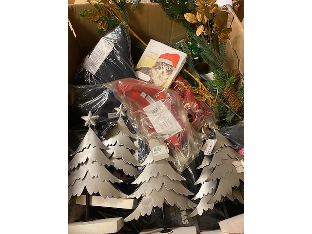 Ca. 157x kerstdecoratie en -kleding, ornamenten, kersttruien, kerstboompjes etc. - afbeelding 1 van  4