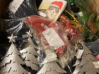 Ca. 157x kerstdecoratie en -kleding, ornamenten, kersttruien, kerstboompjes etc.