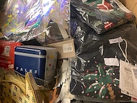 Ca. 157x kerstdecoratie en -kleding, ornamenten, kersttruien, kerstboompjes etc. - afbeelding 2 van  4