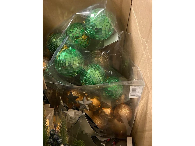Ca. 157x kerstdecoratie en -kleding, ornamenten, kersttruien, kerstboompjes etc. - afbeelding 4 van  4