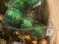 Ca. 157x kerstdecoratie en -kleding, ornamenten, kersttruien, kerstboompjes etc. - afbeelding 4 van  4