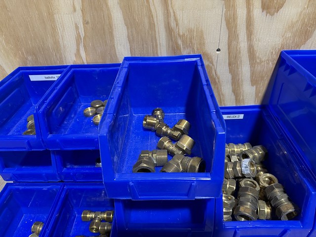 Ca. 15x assortimentsbak met diverse messing koppelingen - afbeelding 2 van  13