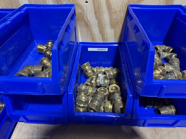 Ca. 15x assortimentsbak met diverse messing koppelingen - afbeelding 5 van  13