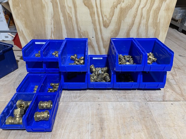 Ca. 15x assortimentsbak met diverse messing koppelingen - afbeelding 1 van  13