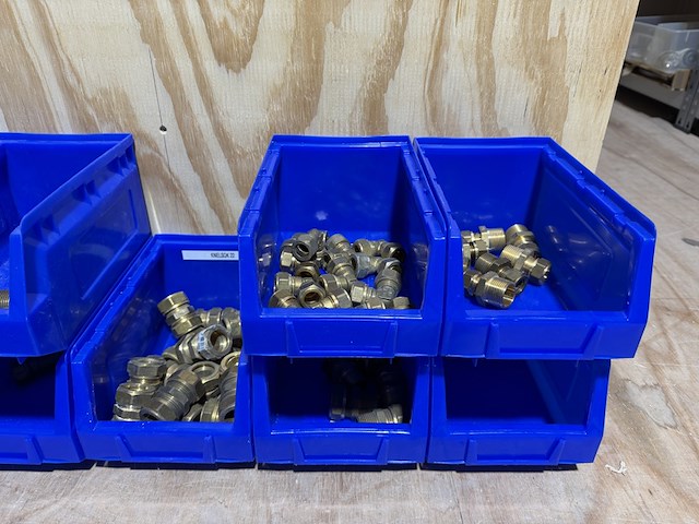 Ca. 15x assortimentsbak met diverse messing koppelingen - afbeelding 6 van  13