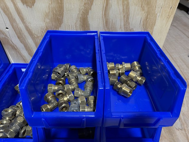 Ca. 15x assortimentsbak met diverse messing koppelingen - afbeelding 7 van  13