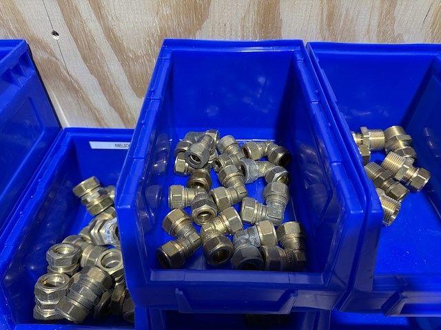 Ca. 15x assortimentsbak met diverse messing koppelingen - afbeelding 8 van  13