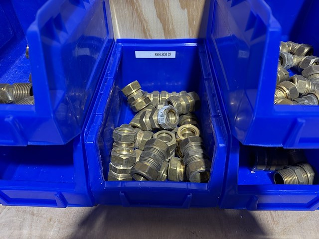 Ca. 15x assortimentsbak met diverse messing koppelingen - afbeelding 9 van  13