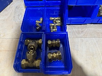 Ca. 15x assortimentsbak met diverse messing koppelingen - afbeelding 11 van  13